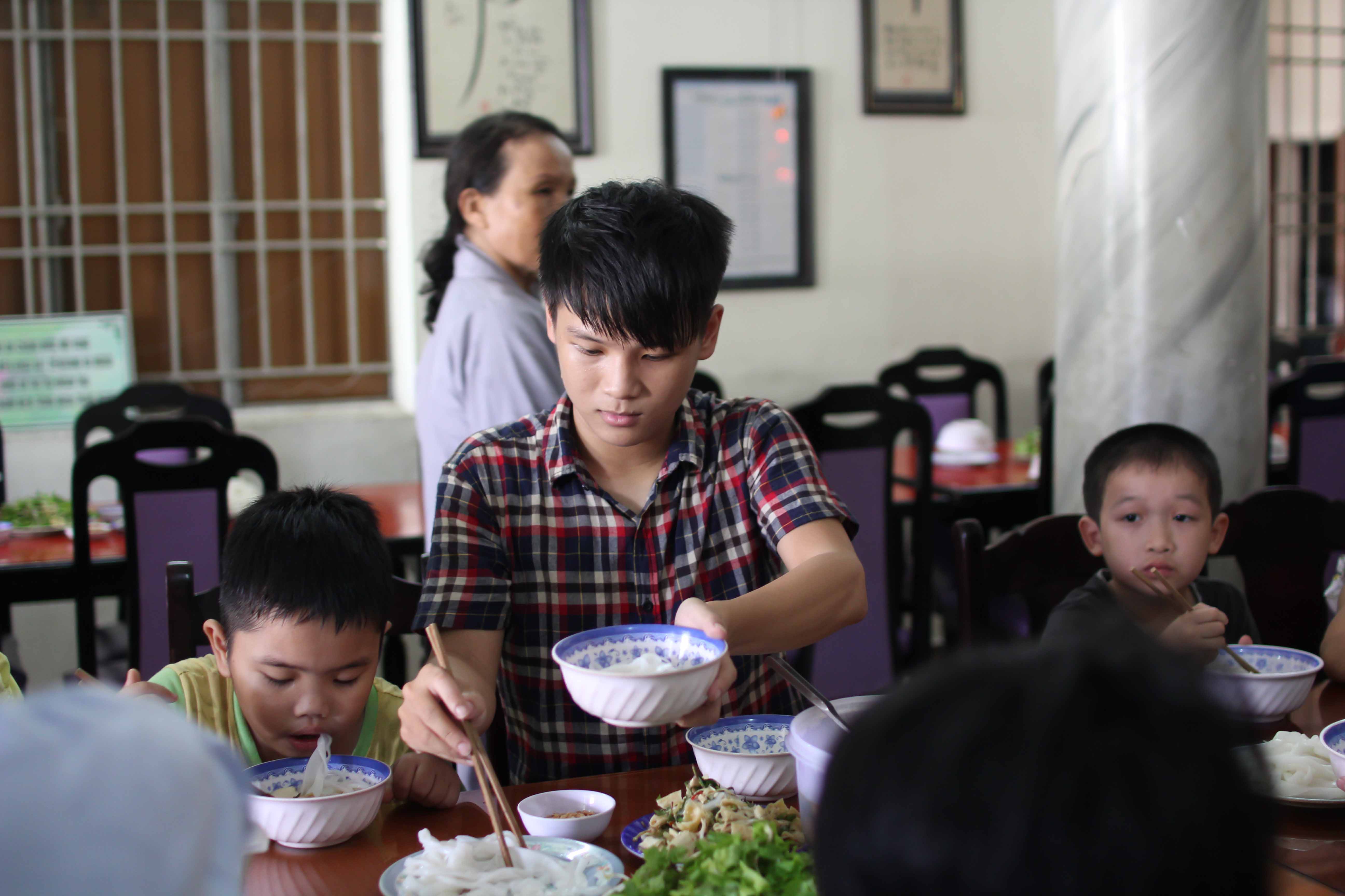 Đích thân các thí sinh dọn mâm cơm, múc đồ ăn cho các em bé mồ côi được chùa cưu mang.